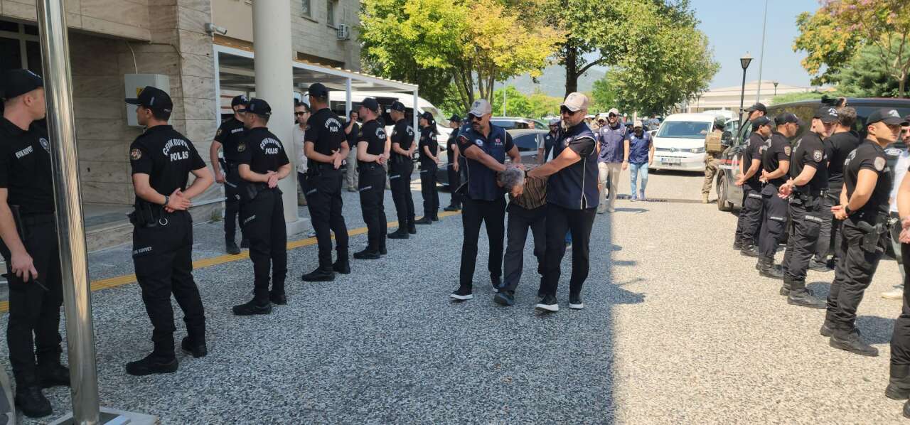 10 Yıldır Firariydi: Erdoğan’a Suikast Girişimi Sanığı Burkay Karatepe Muğla’da Adliyeye Sevk Edildi 3